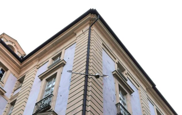 “Baci Urbani”, il curioso palazzo con il piercing di Torino