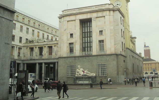 Piazza CLN a Torino e le statue del Po e della Dora Riparia