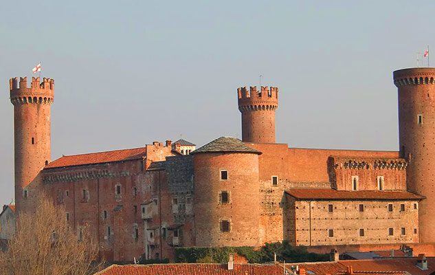 Il Castello di Ivrea: il palazzo dalle “rosse torri” e dalla lunga storia