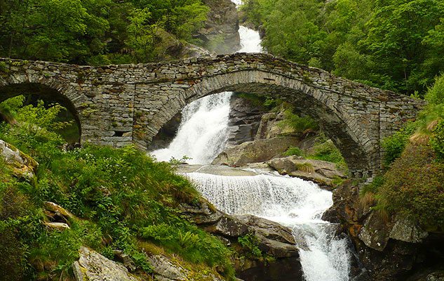 La Cascata di Fondo in Valchiusella: bagni e passeggiate nel verde di montagna