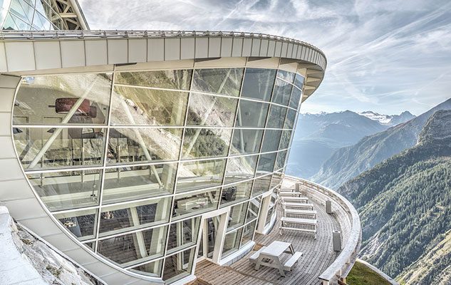 Funivia SkyWay Monte Bianco: un panorama unico al mondo tra nuvole e ghiacciai