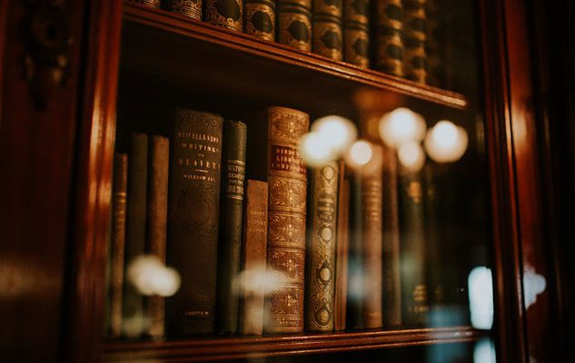 Le 5 più belle librerie di Torino: un viaggio tra scaffali di legno e profumi di libri antichi