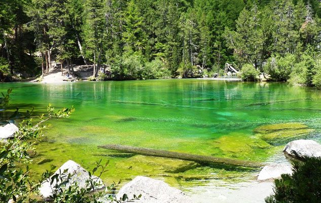 Il Lago Verde: un incantevole specchio d’acqua color smeraldo vicino Torino