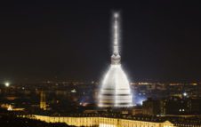 La Mole Antonelliana come la Tour Eiffel: un magico abito di luci per il Natale 2017