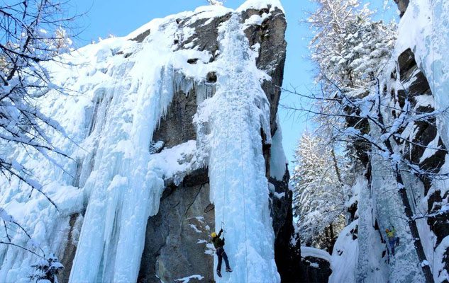 Cascate di ghiaccio in Piemonte: l’emozione di una arrampicata nelle montagne d’inverno