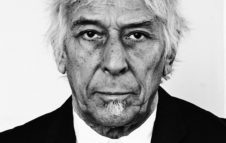 John Cale in concerto a Torino: il co-fondatore dei Velvet Undergroud suona alle OGR