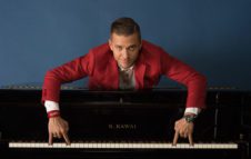 Matthew Lee in "Pianoman": atmosfere anni '50 al Teatro Superga