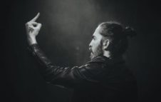 Dennis Lloyd: l'autore e la voce di "Nevermind" in concerto a Torino