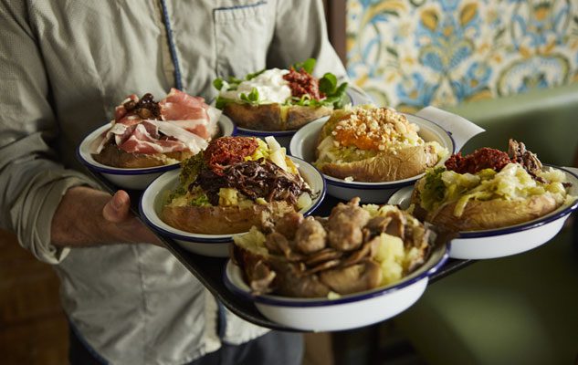 Poormanger, il ristorante a Torino dove mangiare le famose patate ripiene