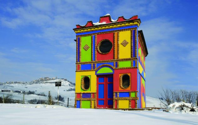 La Cappella del Barolo: la chiesa piÃ¹ colorata dâItalia tra i vigneti del Piemonte