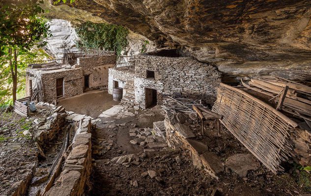 Balma Boves: il suggestivo villaggio piemontese costruito sotto la roccia