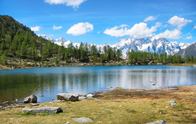 Il Lago d’Arpy: uno specchio d’acqua da favola affacciato sul Monte Bianco