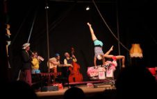 Tre Jolis: acrobatiche performance e evoluzioni musicali a teatro