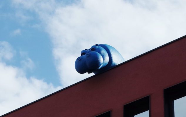 Pippo, il curioso ippopotamo blu che guarda Torino dall’alto