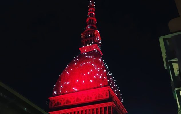 La Mole Antonelliana si colora di rosso per il magico Natale di Torino