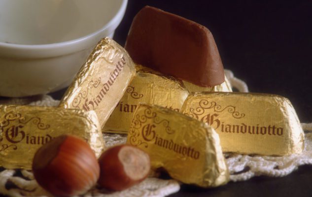 Il Gianduiotto: la storia del cioccolatino più amato di Torino