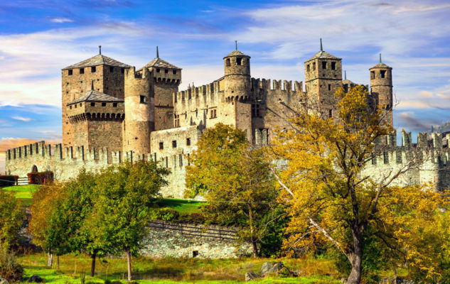 Il Castello di Fénis in Valle d’Aosta: la scenografica dimora medievale tra le più belle d’Italia