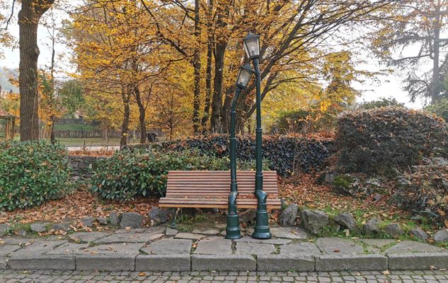 La magia del giardiniere-artista di Torino tra farfalle, gattini e personaggi da fiaba