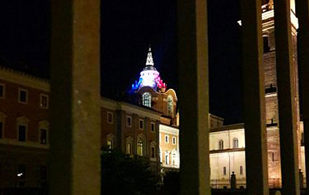 Torino vicina a Parigi: la cupola di Guarini si illumina con il tricolore francese  per Notre-Dame
