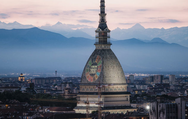 La Mole Antonelliana si illumina con la ghiera delle Nazioni Unite