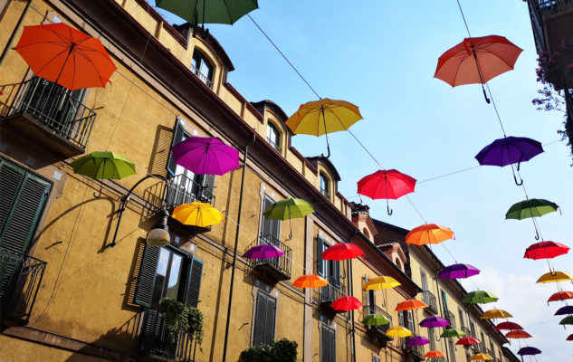 Un cielo di ombrelli colorati a Torino per l’estate 2019