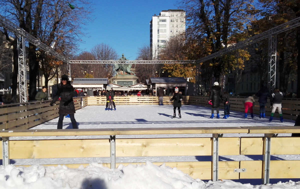 Pista di Pattinaggio in Piazza Solferino per il Natale 2019 a Torino orari e tariffe (29