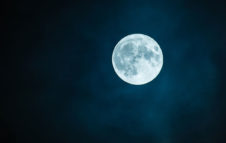 "Segui la Luna": serata osservativa tra le stelle al Planetario di Torino
