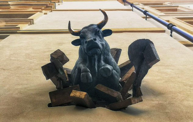 Il Toro che esce dal muro a Torino: la curiosa opera d’arte che omaggia la città