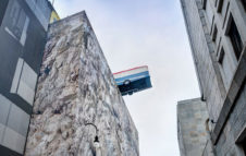 Un bus sospeso sul tetto di un palazzo di Torino: ecco dove e perché