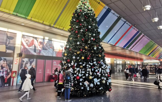 Albero Natale Porta Nuova Torino 2023