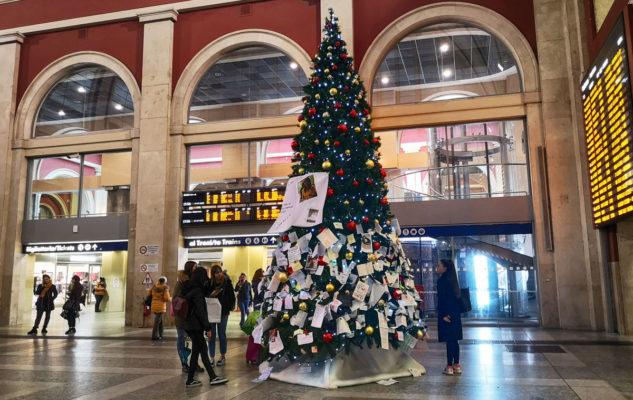 Albero Di Natale Sogno.L Albero Di Natale Di Porta Nuova Che Custodisce I Sogni E Le Speranze Dei Torinesi