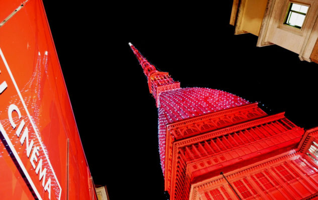 La Mole Antonelliana si colora di rosso per il magico Natale di Torino