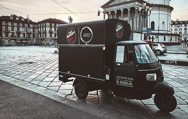 A Torino arriva l’Apecar-Bar che consegna a domicilio caffè, cornetto e bicerin