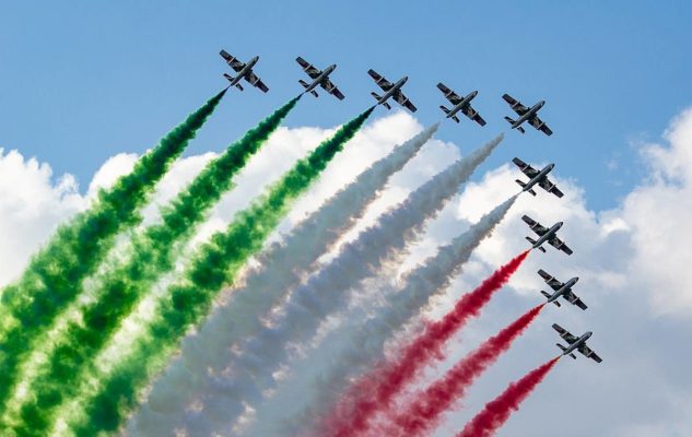 Frecce Tricolori in volo su Torino con il tour che “abbraccia” l’Italia