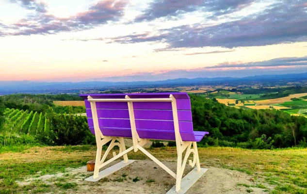 A Cuccaro Monferrato, la Panchina Gigante che si affaccia sui campi di Lavanda