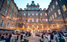 Cena sotto le stelle in un antico castello medievale sulle colline del torinese