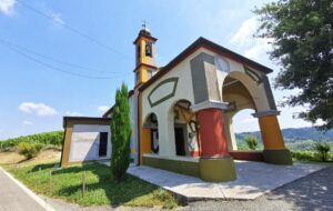 La Chiesa di Coazzolo: la coloratissima opera d’arte immersa nei vigneti del Piemonte