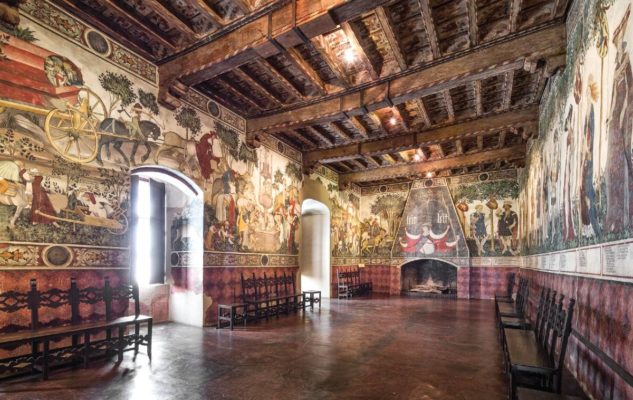 Castello della Manta: antica dimora del Piemonte che sembra uscita da un poema cavalleresco