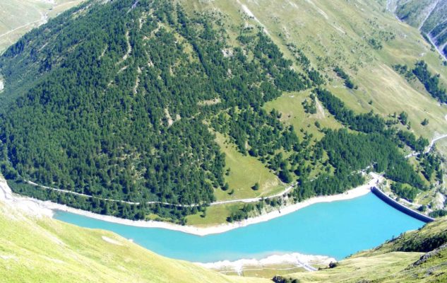 Il Lago di Rochemolles in Val di Susa: acque turchesi, cascate, larici e sentieri panoramici