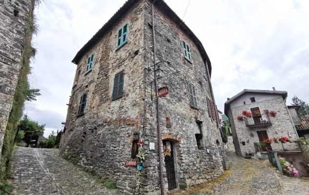 Mombaldone: l’antico feudo imperiale del Piemonte è tra i Borghi più Belli d’Italia