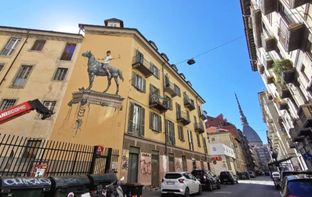 scultura bronzea street art torino