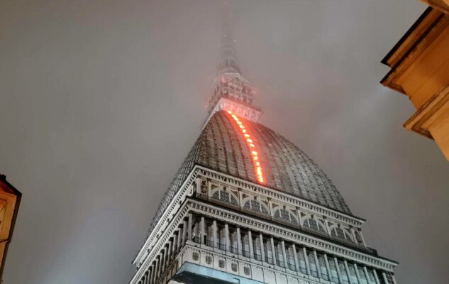 Il Volo dei Numeri: la luminosa opera d’arte sul tetto della Mole Antonelliana