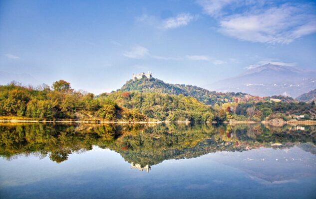 Il Lago Sirio: una stazione balneare tra le montagne del Piemonte