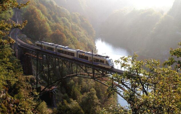 Il Treno del Foliage: un viaggio panoramico tra i meravigliosi colori dell’autunno del Piemonte