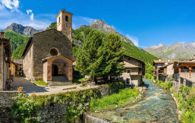 Chianale, in Piemonte il “Borgo di Pietra” tra i più belli d’Italia