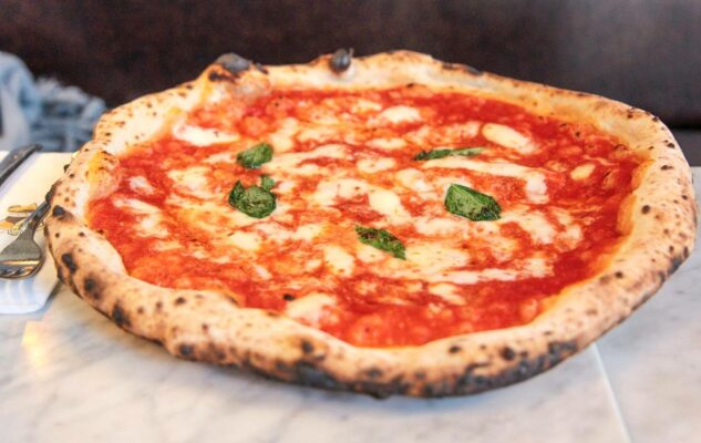 L’Antica Pizzeria Da Michele porta a Torino la pizza margherita più famosa di Napoli