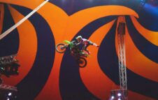 GRAVITY: spettacolo di circo alla Pellerina con giocolieri, equilibristi e motociclisti volanti