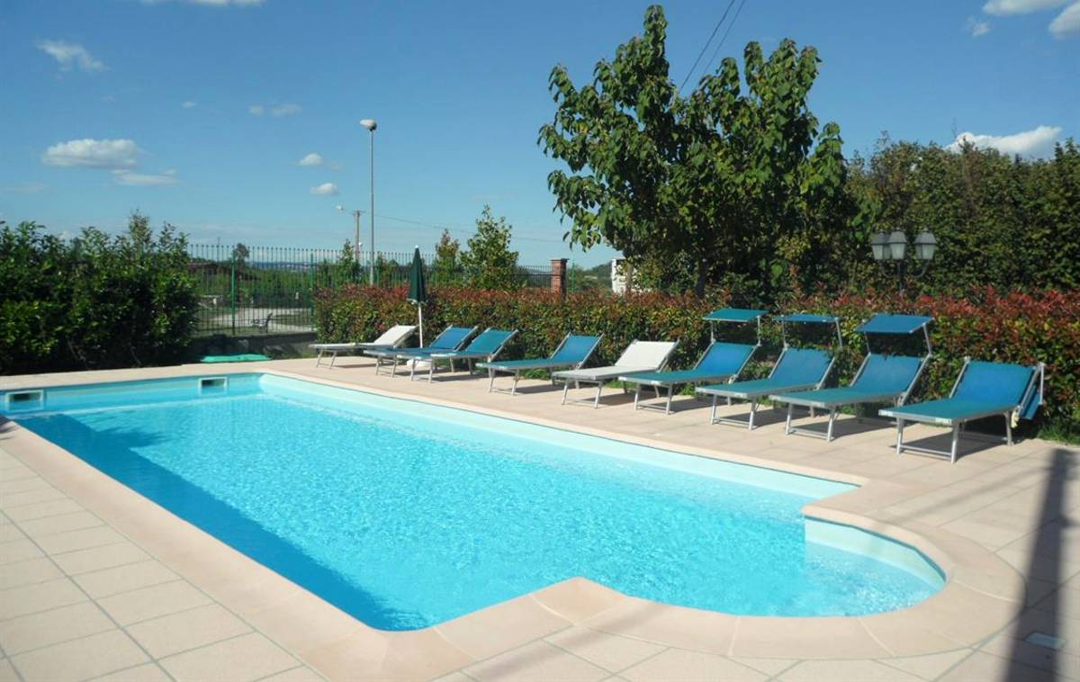 agriturismo isorella piscina Langhe