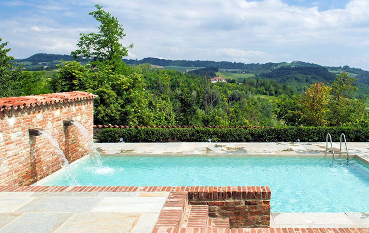 antico borgo piscina Langhe