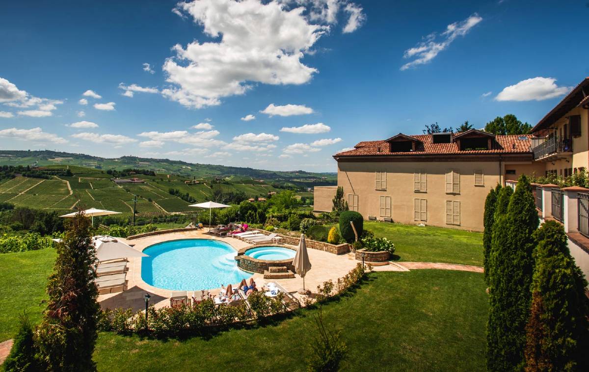 antico podere tota virginia piscina Langhe